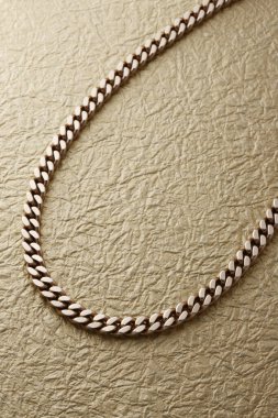 Arka planda güzel altın zincir, yakın plan