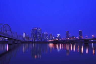 Akşamları modern şehir manzarası 