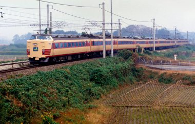 Tren Japon kırsalında demiryolunda, gündüz manzaralı. 
