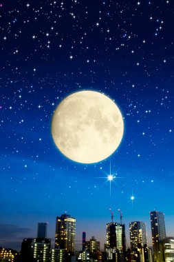 Parlak dolunay gece şehrin üzerinde 
