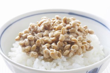 Üstünde fındık olan bir kase pirinç.