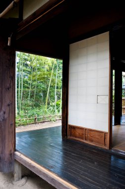 Dışarıdaki sakin bambu bahçesine açılan kapı.