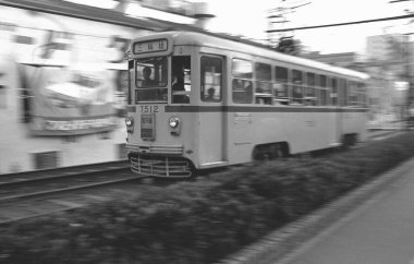 Şehirdeki eski model tramvay, siyah beyaz