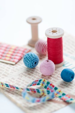 Arkaplanda renkli iplikler