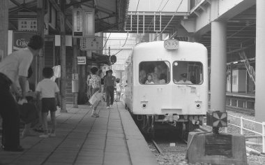 Yolcu treni olan bir istasyon platformu. siyah beyaz fotoğraf 