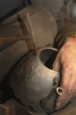 Atölyede çömlek yapan çömlekçiyi kapatın.