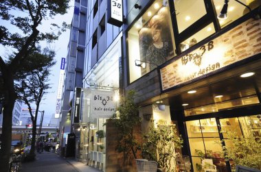 Japon şehrinde dükkan olan caddenin akşam manzarası