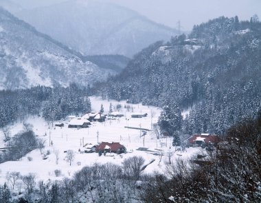  Karlı dağ köyü kışın doğa arka planında