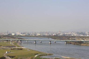 Geniş nehrin üzerindeki büyük modern köprü