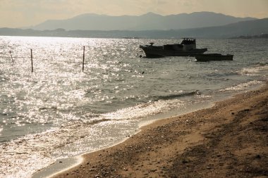 Mavi gökyüzü ile deniz kıyısı manzarası