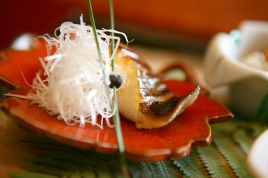 Lezzetli Japon mutfağı. Balıklı yemek.