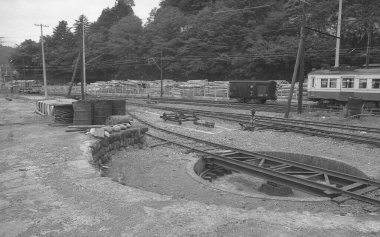 Japon Demiryollarının Gündüz Siyah ve Beyaz Çekimi