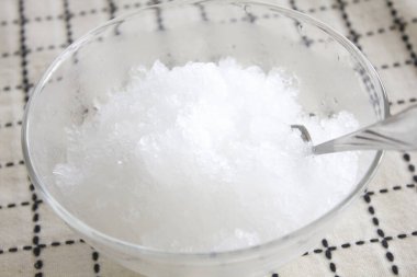 Beyaz arka plan üzerinde izole kase içinde tuz