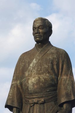 John Manjiro 'nun heykeli gökyüzü arka planında