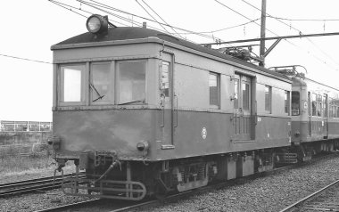 Şehrin raylarında eski trenin siyah beyaz fotoğrafı. 