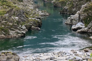 Dağlardaki güzel nehir. seyahat