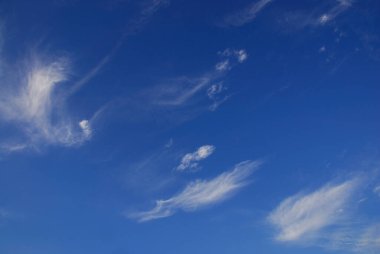 Beyaz bulutlu güzel mavi gökyüzü. Bulut manzarası