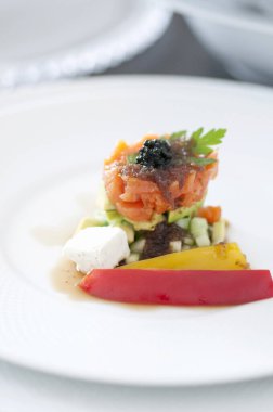 beyaz tabakta tuzlanmış somon ve sebze