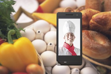 Cep telefonu ekranındaki genç Japon aşçının portresi, yemek konsepti geçmişi. 