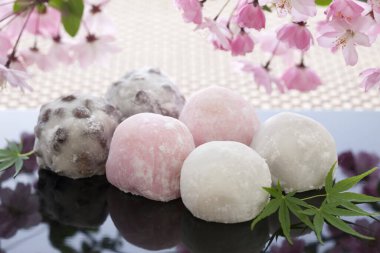 İştah açıcı ve yumuşak yuvarlak tatlılar. Japon Mochi. 