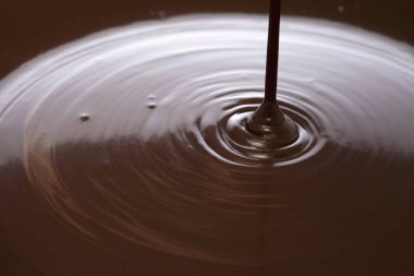 Dökülen erimiş siyah çikolatanın yakın görüntüsü 