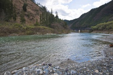 Nehrin yeşil ormanlı güzel manzaralı dağları.    