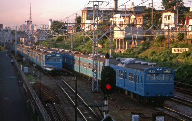 Japon şehrinde tren, alacakaranlık manzaralı. 