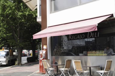 Açık kafe büyük pencerenin yanında.