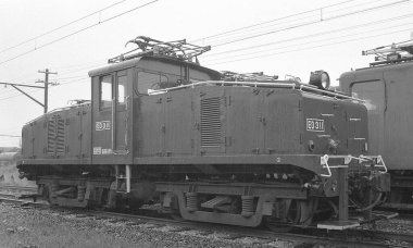 Şehrin raylarındaki eski trenin siyah beyaz manzarası 