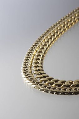 Beyaz zemin üzerinde güzel altın zincir