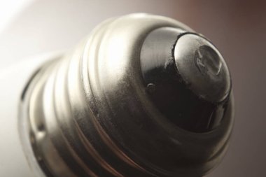 Modern ampul yüzeyinin metalik tabanını gösteren yakın plan