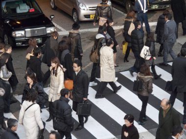 Japonya 'da yaya geçidinde karşıdan karşıya geçen insanlar.