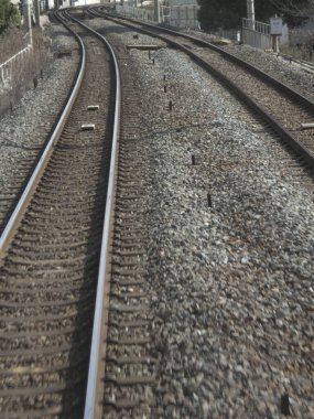 Güneşli bir günde demiryolu manzarası