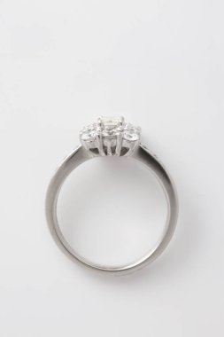 Beyaz arka planda elmas yüzük mücevherleri.