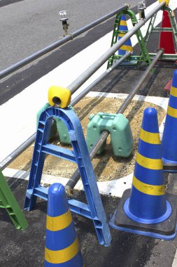 Yol inşaatı. Eski yol yüzeyinin yenilenmesi