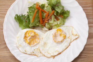 Yağda yumurta ve marullu salata.