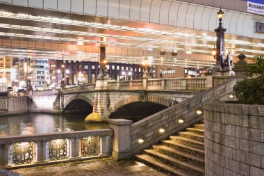 Tokyo, Japonya 'daki Nihonbashi Köprüsü' nün akşam manzarası.