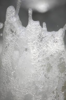 Yaz günü çeşmeye su sıçrıyor.