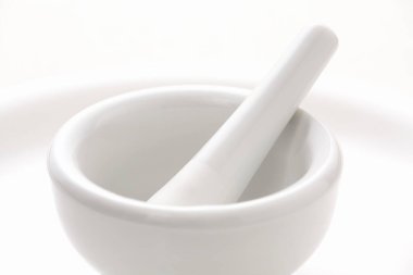 Beyaz harç ve havaneli beyaz arka plan üzerinde