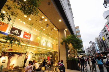 Japon şehrinde dükkan olan caddenin akşam manzarası