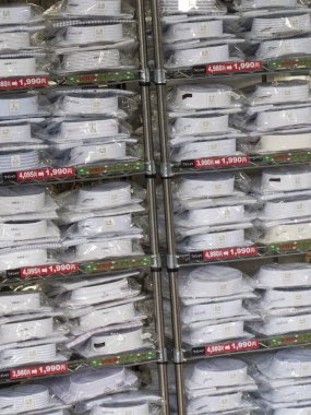 Yığılmış plastik kaplarda taze ahududular var.