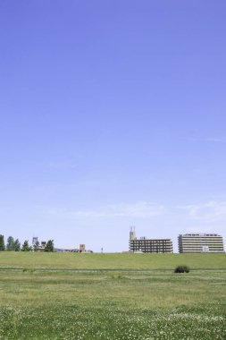 Japonya 'nın Osaka kentindeki yeşil bir parktan şehir merkezindeki yüksek katlı apartmanlar. 