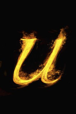 Ateşten U harfi, siyah arkaplanda alfabe.                 