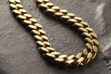 Gri arkaplanda altın zincir, yakın plan