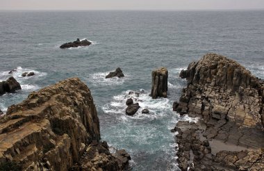 Kayalık sahilde deniz dalgaları            