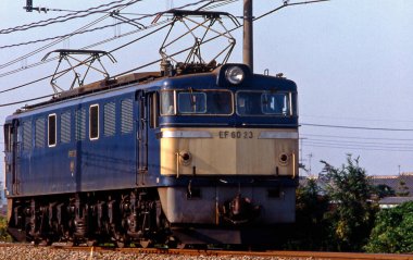 Tren demiryolunda ilerliyor.