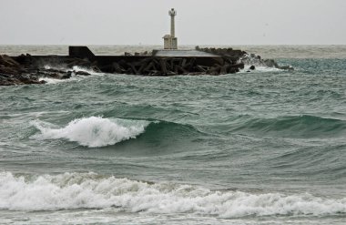 Bulutlu bir günde fırtınalı dalgalarla dolu bir deniz. 