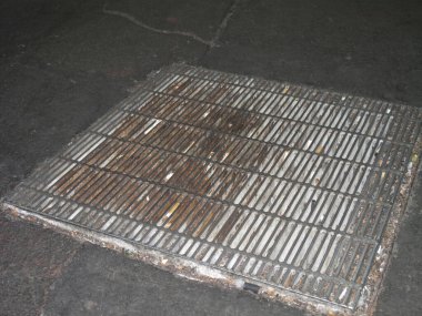 Arka planda eski paslı metal kapak, kapat