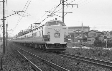 Tren rayları üzerinde. Siyah beyaz fotoğraf.