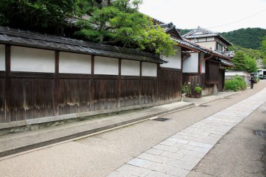 Dar taş patika boyunca geleneksel ahşap binalar